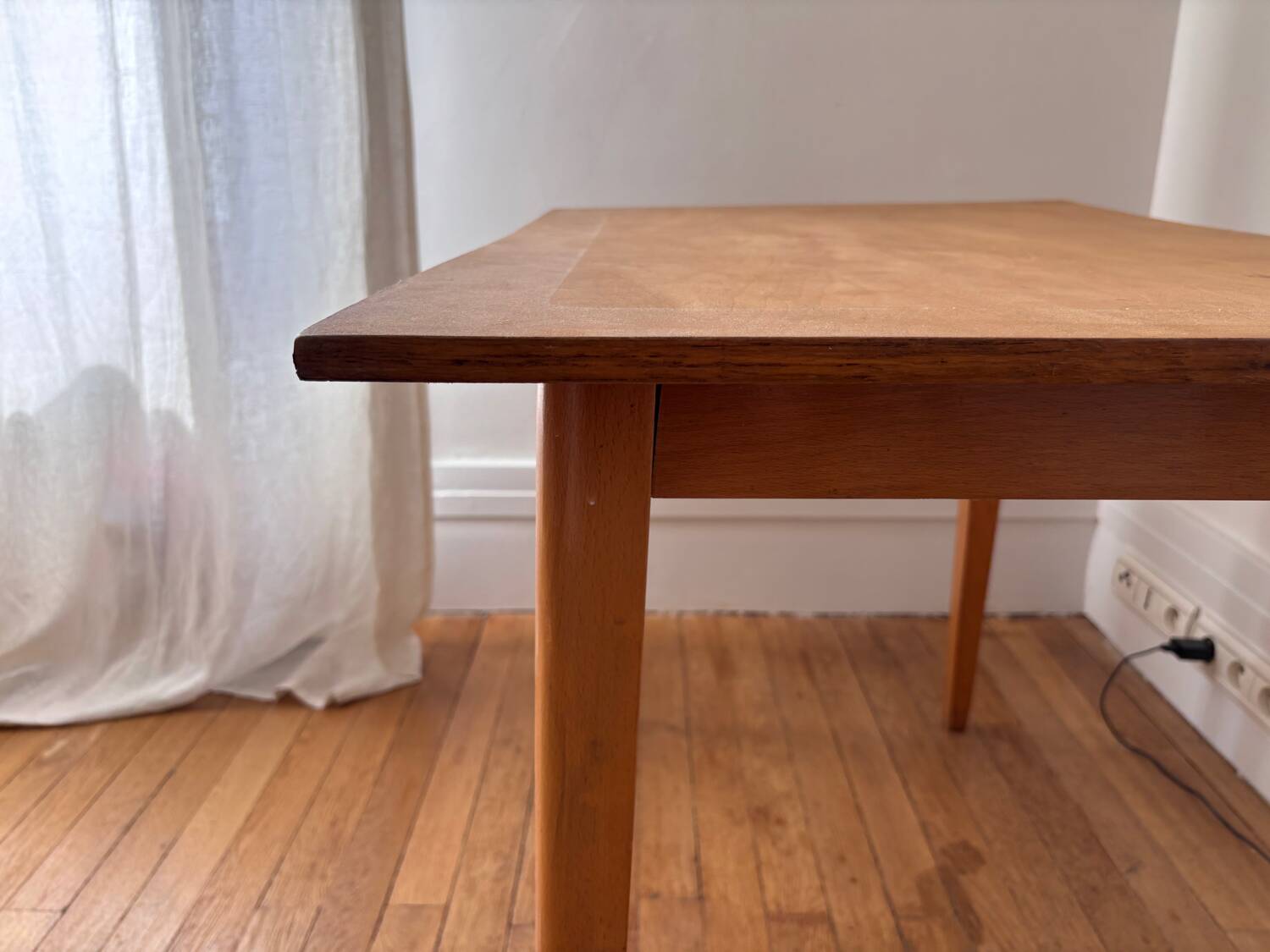 Desk with tapered legs