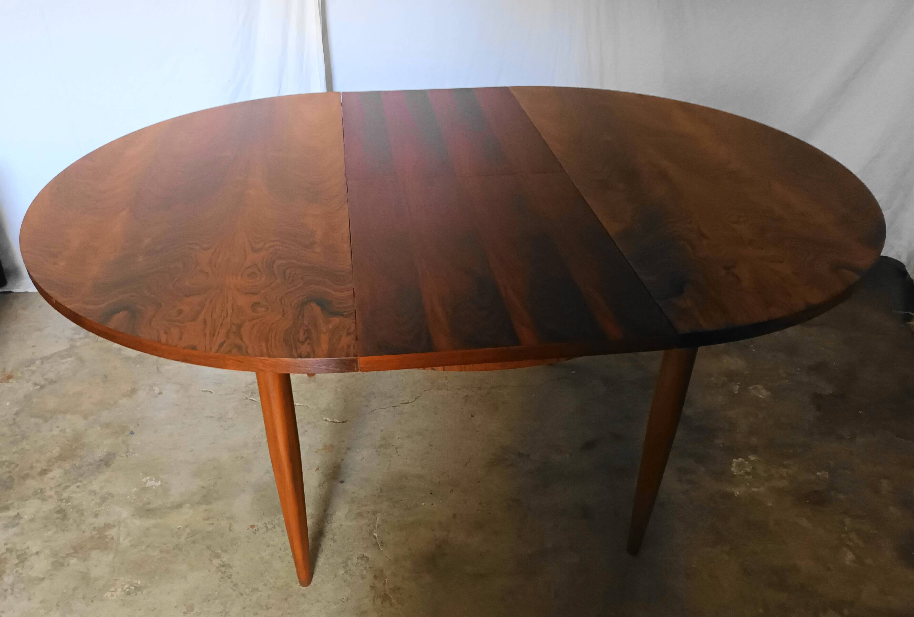 Round rosewood table with extension from the 70s