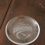 Hermès paire d'assiettes en verre à motif de dauphins