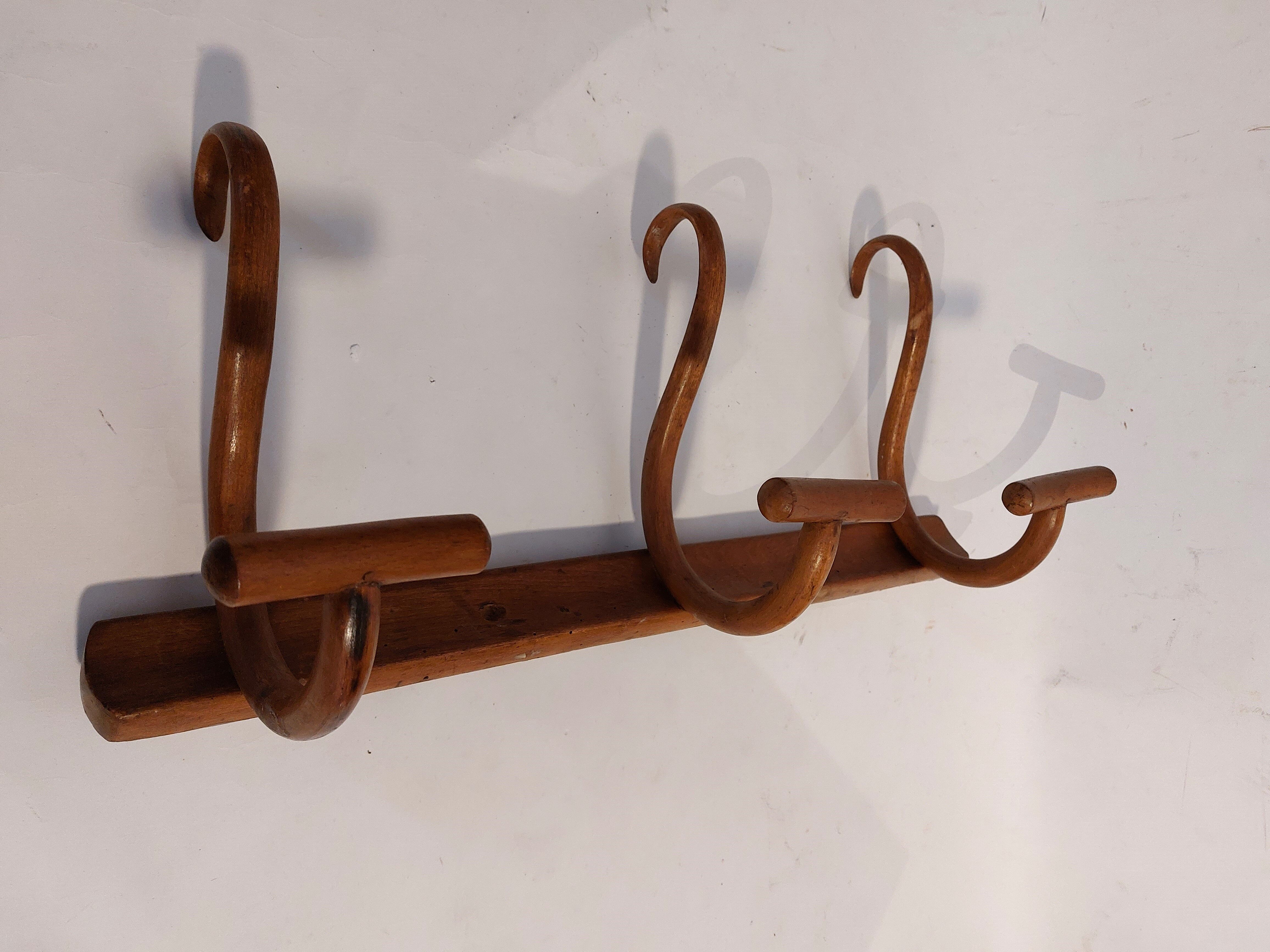 Curved wooden coat rack 3 walnut hooks Jacob & joseph Kohn 1900/1920.