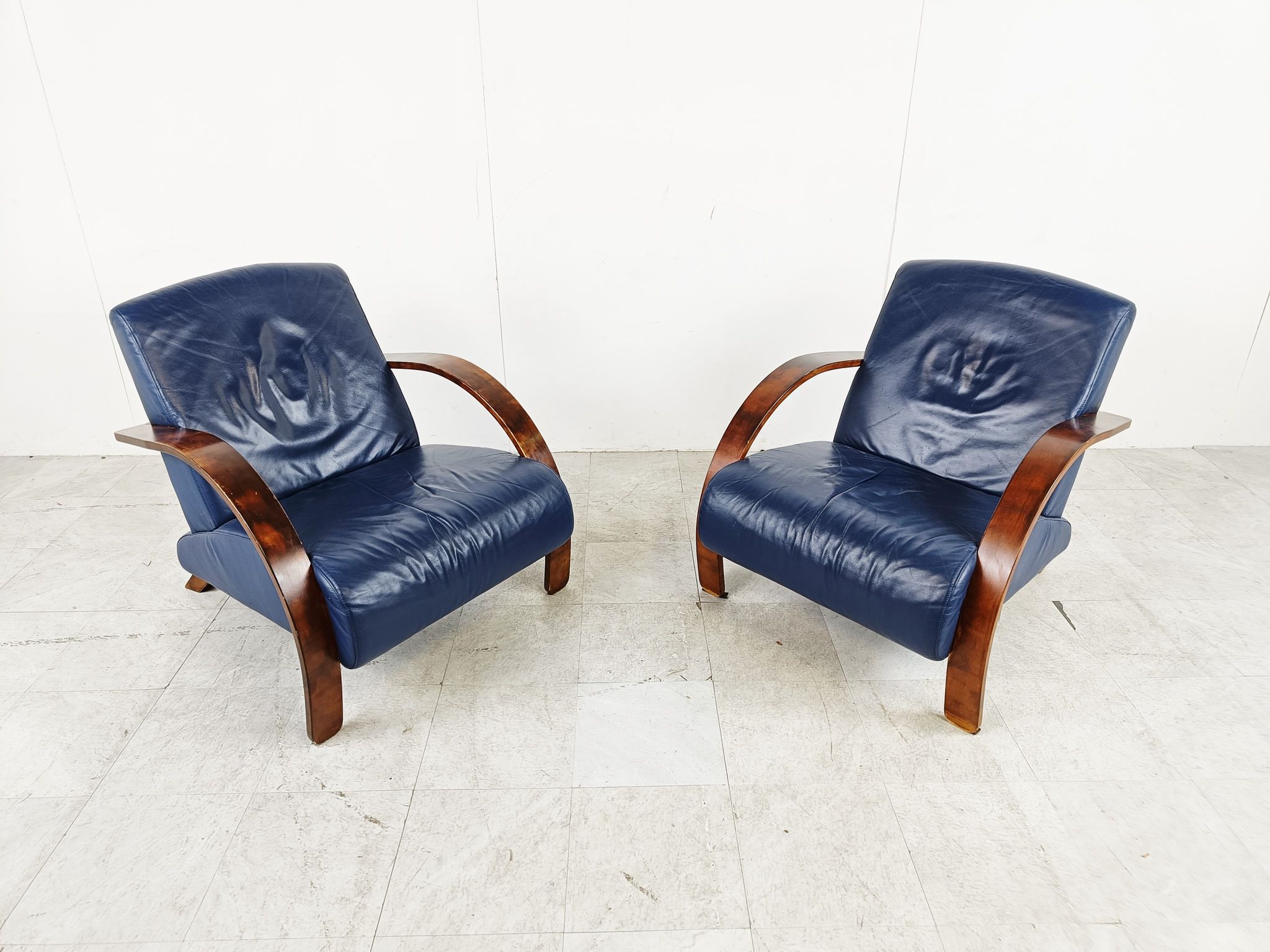 Paire de fauteuils en bois courbé et cuir bleu, années 1970