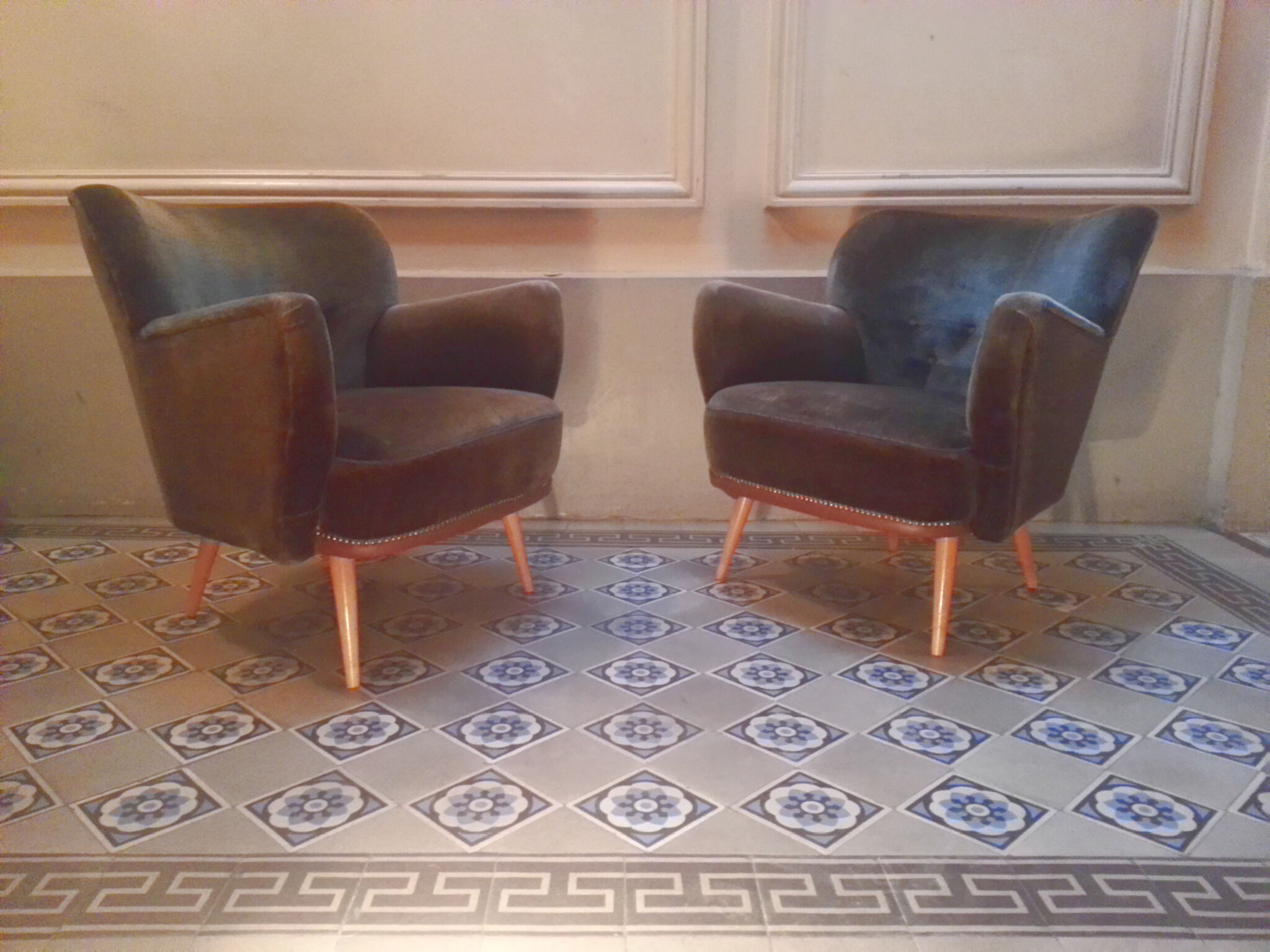 1 cute little round Chair 50 years