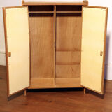 Armoire de poupée vintage osier