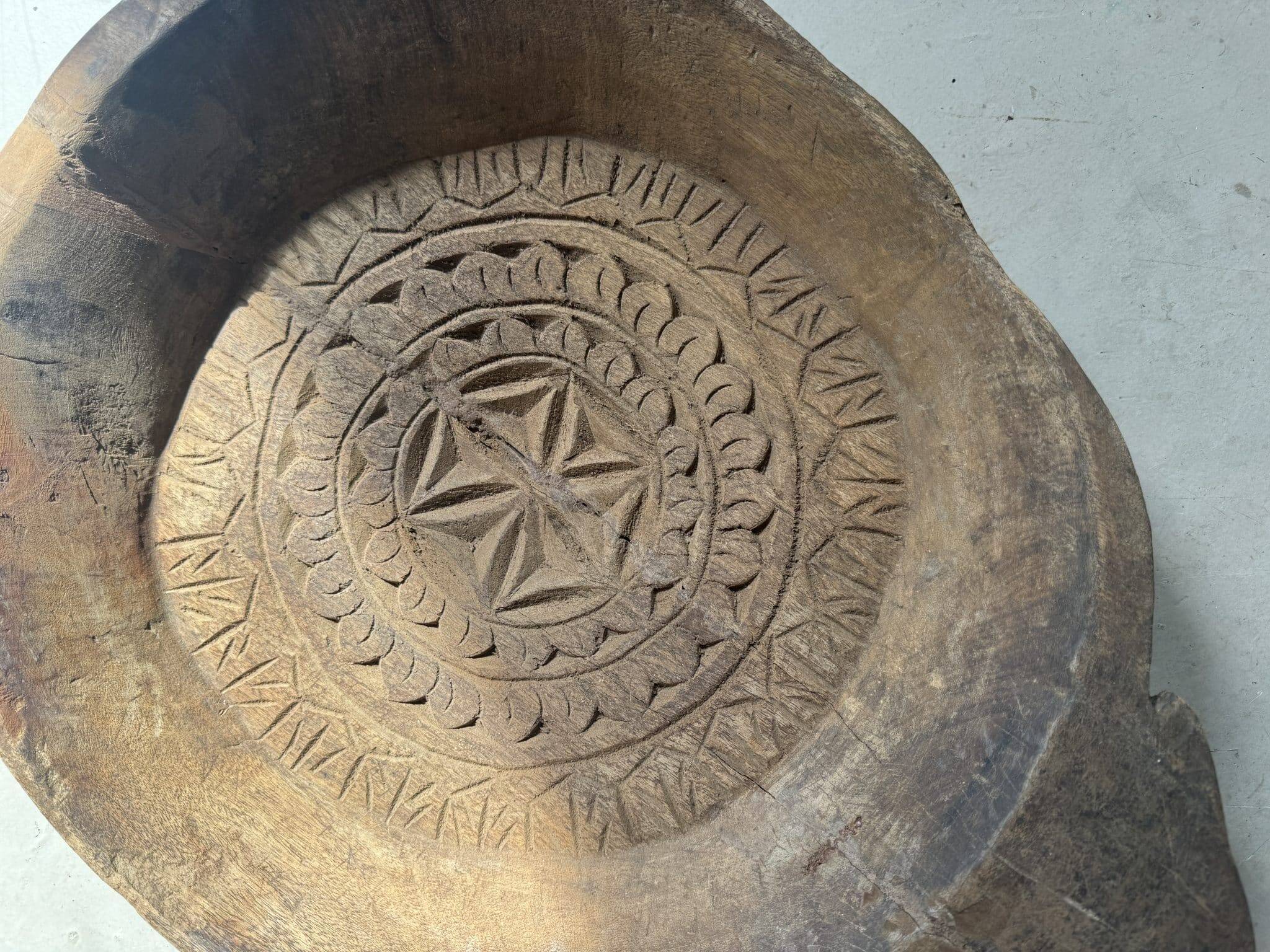 Ancient Indian plateau carved from solid wood "Rosette"