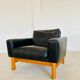 Fauteuil en cuir noir et chêne par Poul M.Volther, années 1960