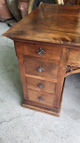 Ancien bureau 9 tiroirs en noyer de style gothique ref je