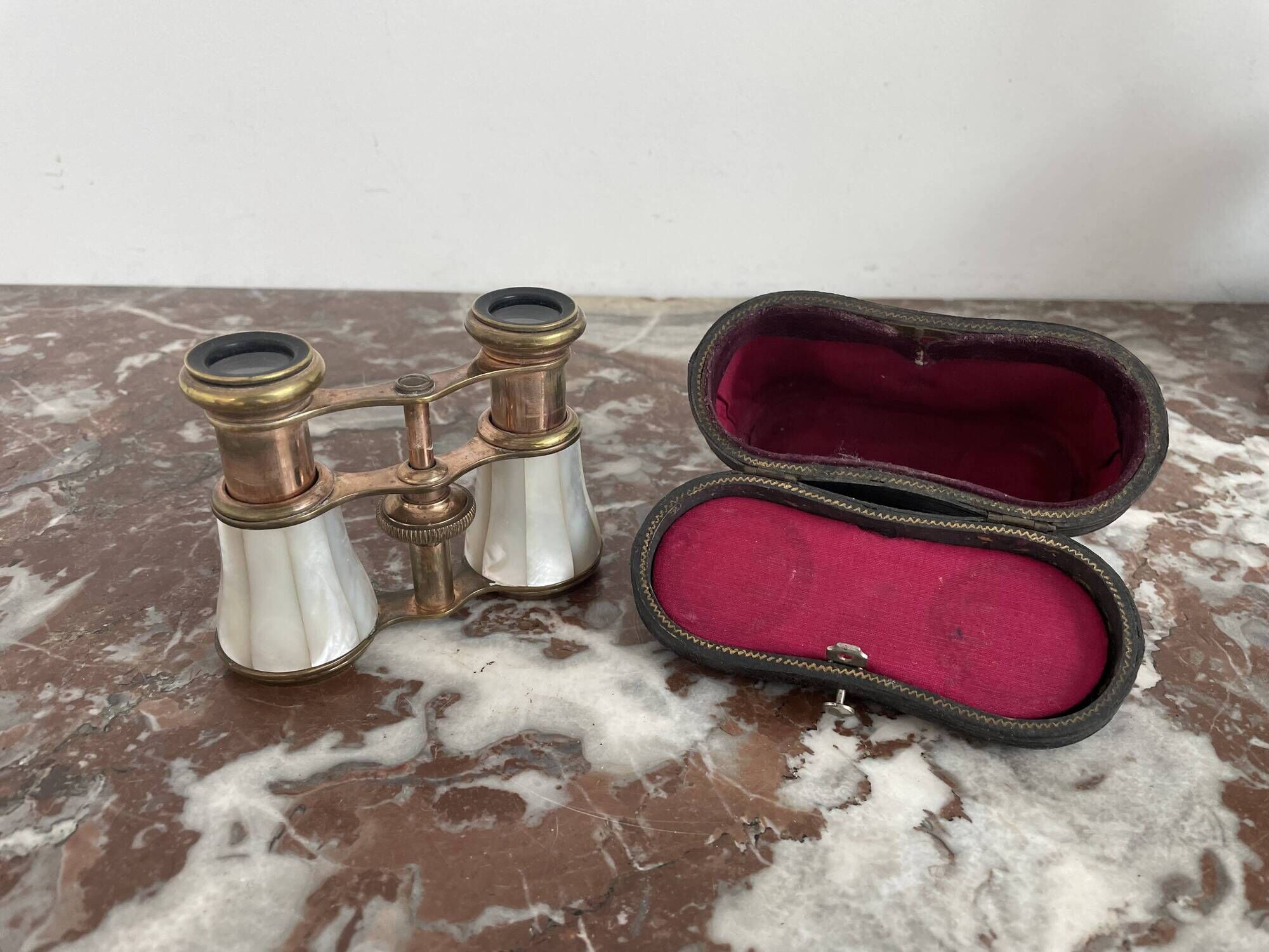 Pair of binoculars, theater, opera, mother-of-pearl, gilded brass, early twentieth century, curiosity object, showcase