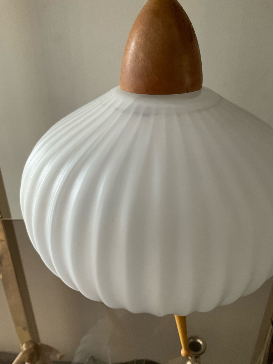 Tripod lamp in opaline and teak from the 60s