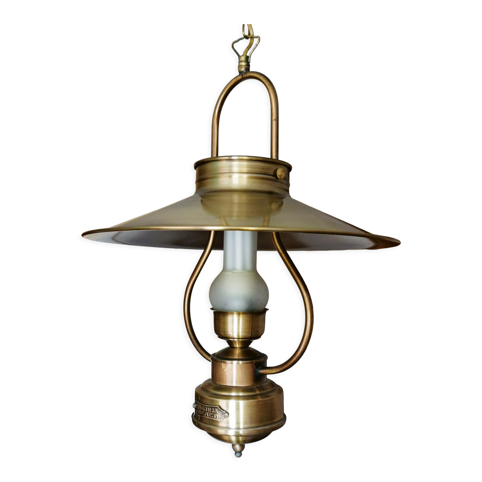 Chain suspension in storm lamp