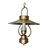 Chain suspension in storm lamp