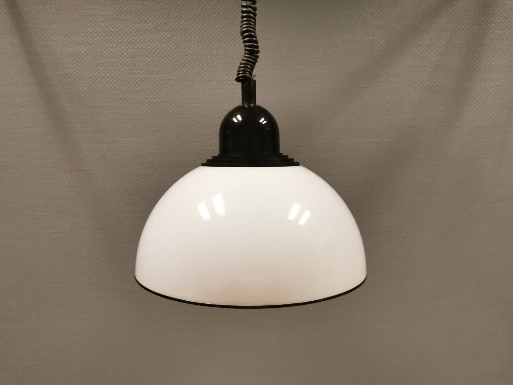 Lampe suspendue, en plastique blanc laiteux avec dessus/suspension noir, probablement danoise.
