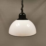 Lampe suspendue, en plastique blanc laiteux avec dessus/suspension noir, probablement danoise.