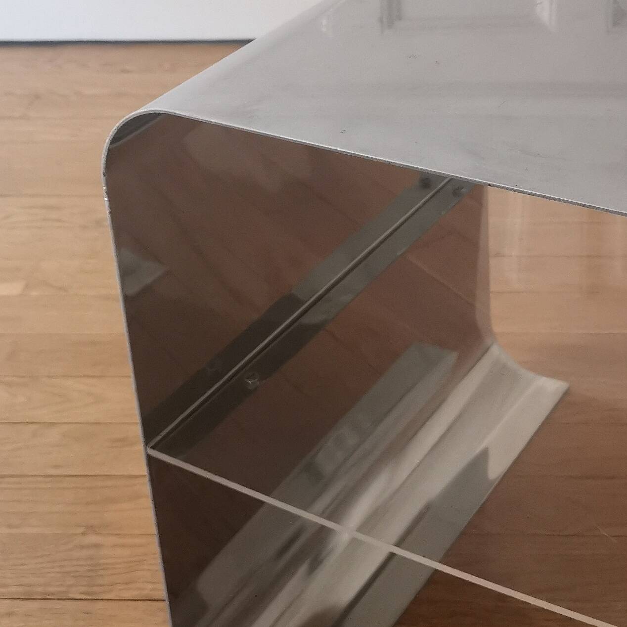 Chevet, table d'appoint inox et plexiglass, 1970