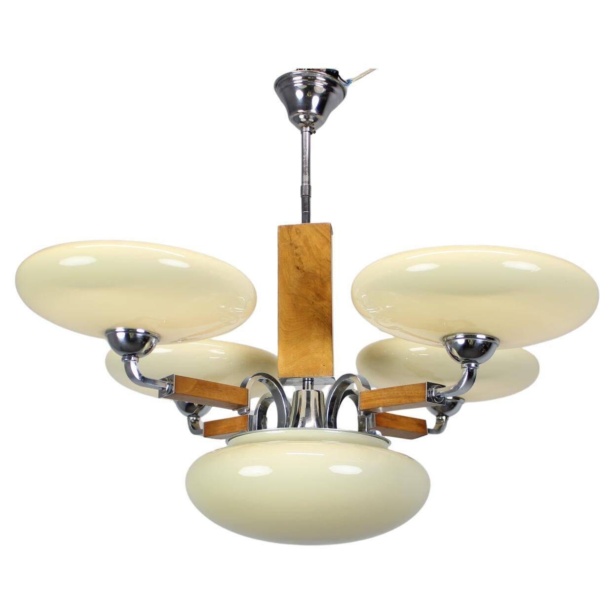 Lustre art déco restauré de 1930 en chrome, bois et abat-jours en verre crème
