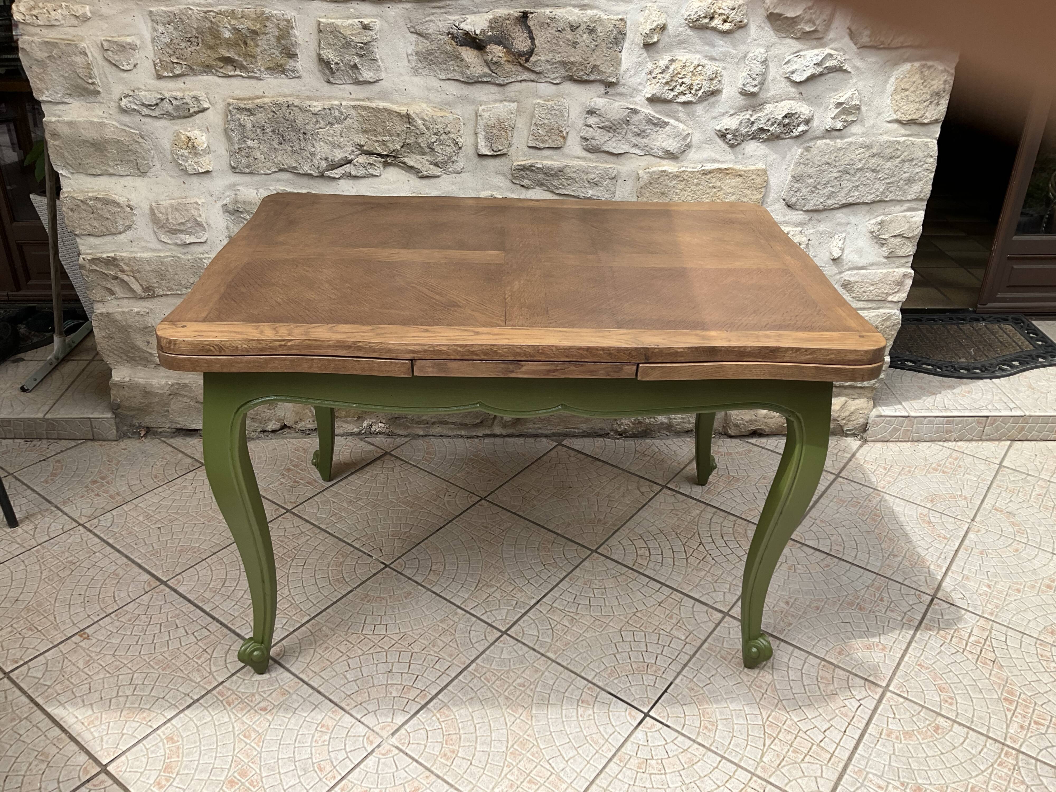 Wooden extension dining table