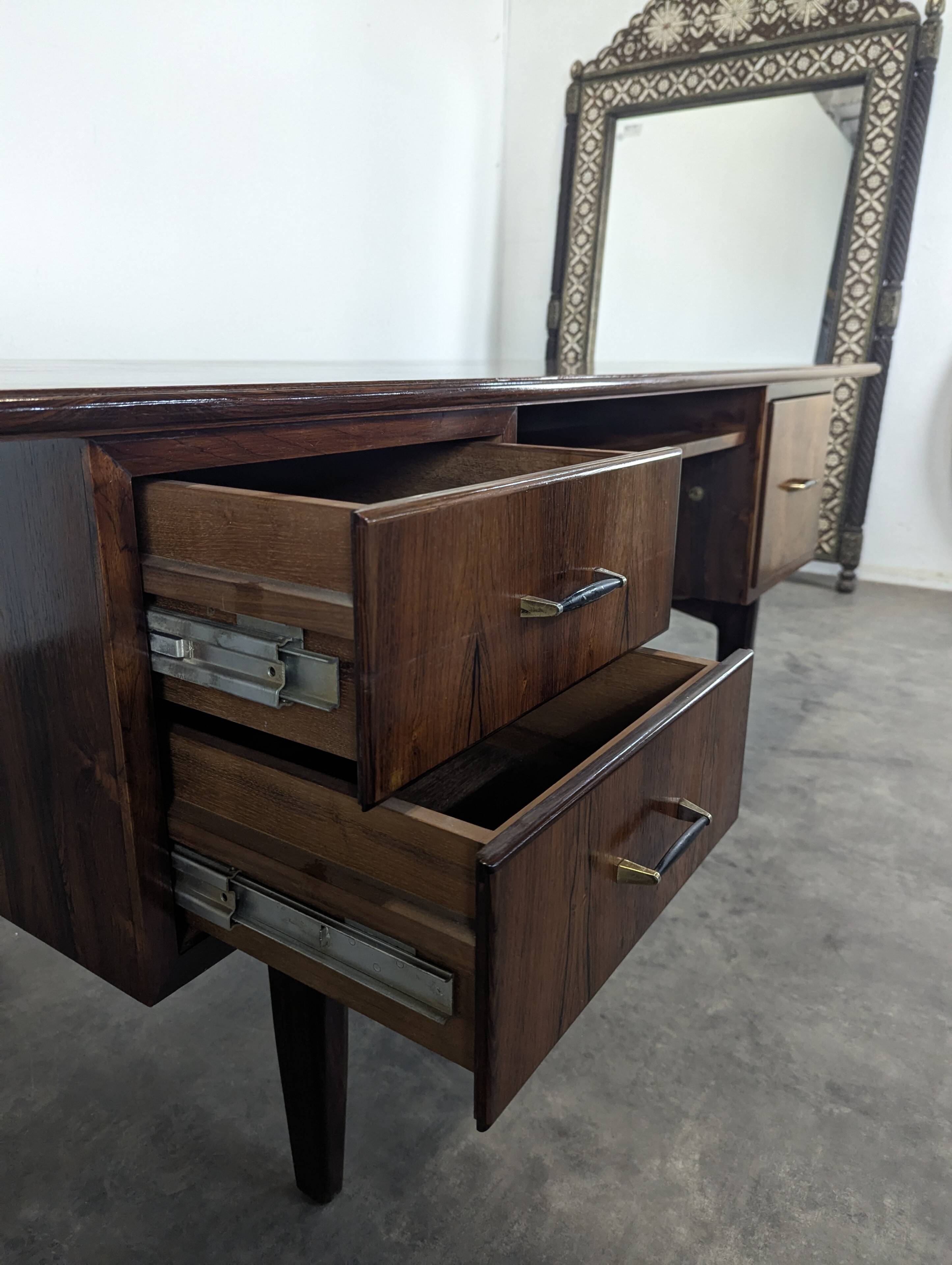 Bureau moderniste en bois exotique