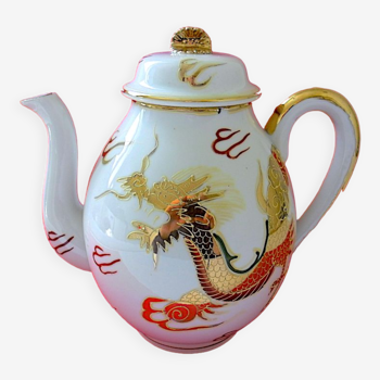 Théière en porcelaine du Japon à décor d'un dragon