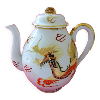 Théière en porcelaine du Japon à décor d'un dragon