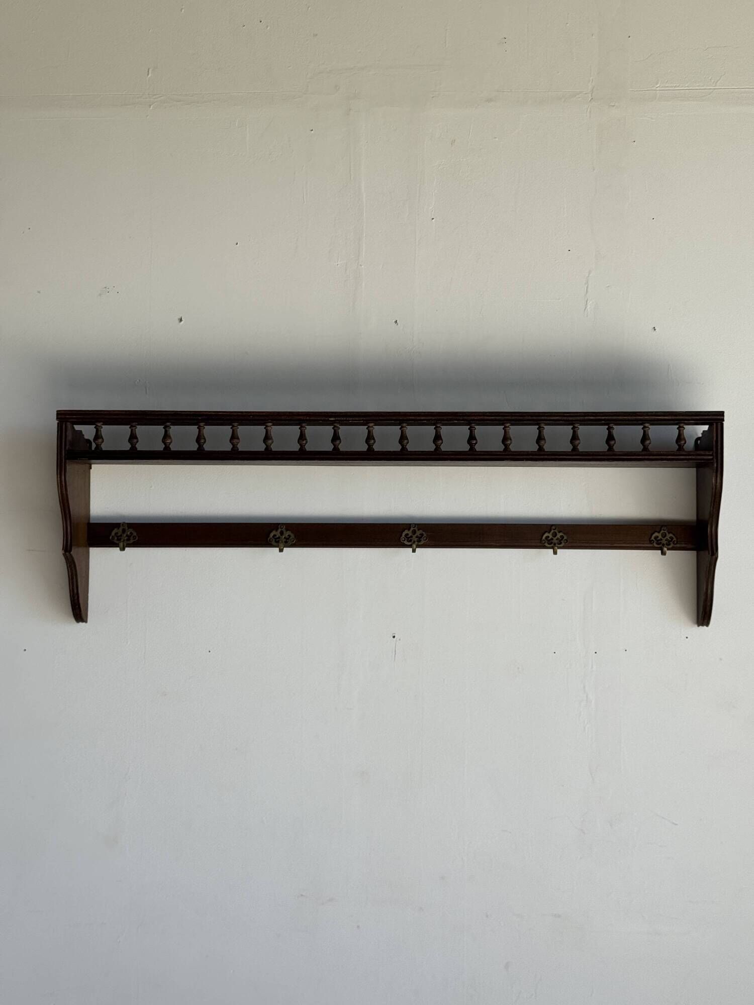Antique wooden wall shelf with a turned gallery and 5 hooks L120 H40 D18