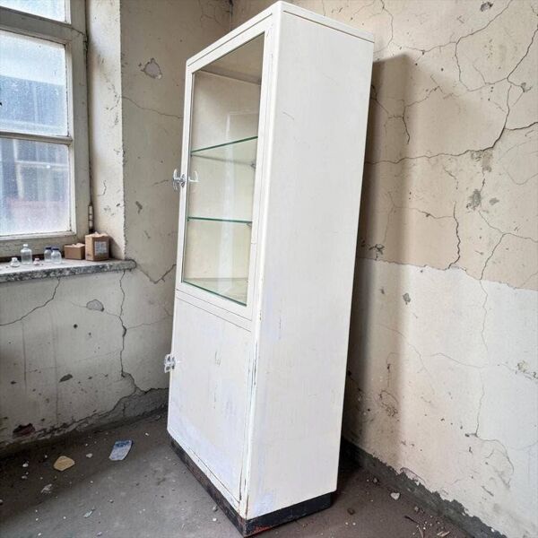 Armoire d'apothicaire industrielle vintage blanche / vitrine