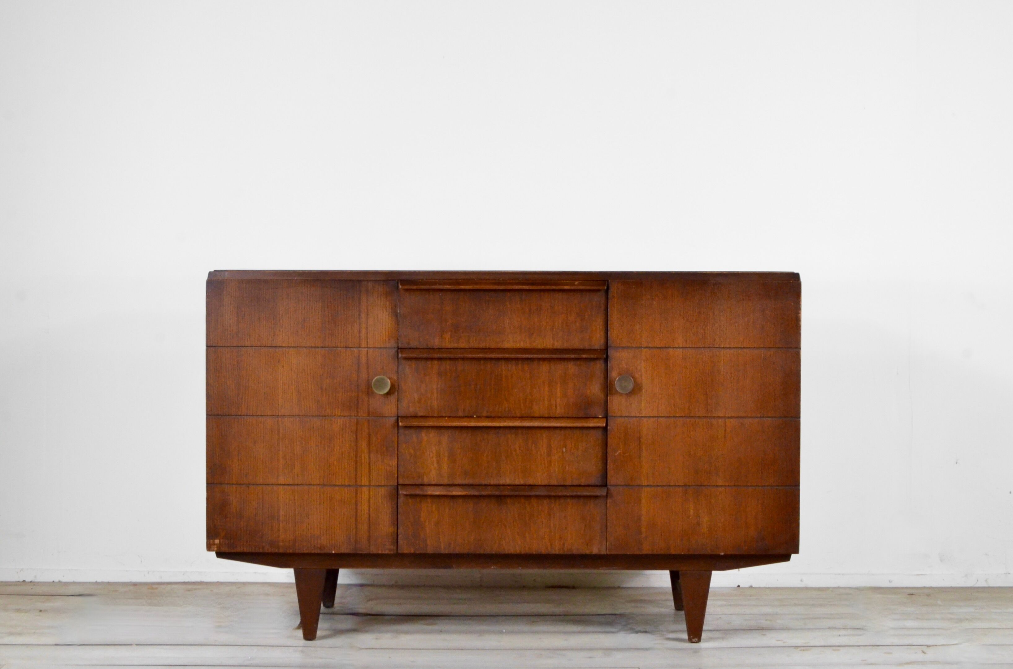 Buffet Art Déco en noyer foncé et laiton