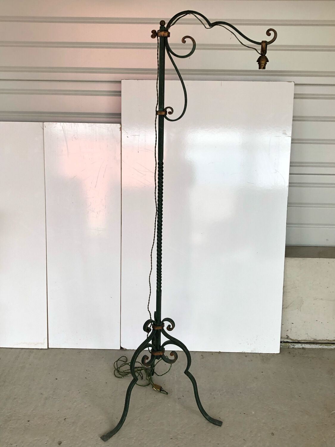 Lampadaire en fer forgé vert et doré vintage année 50