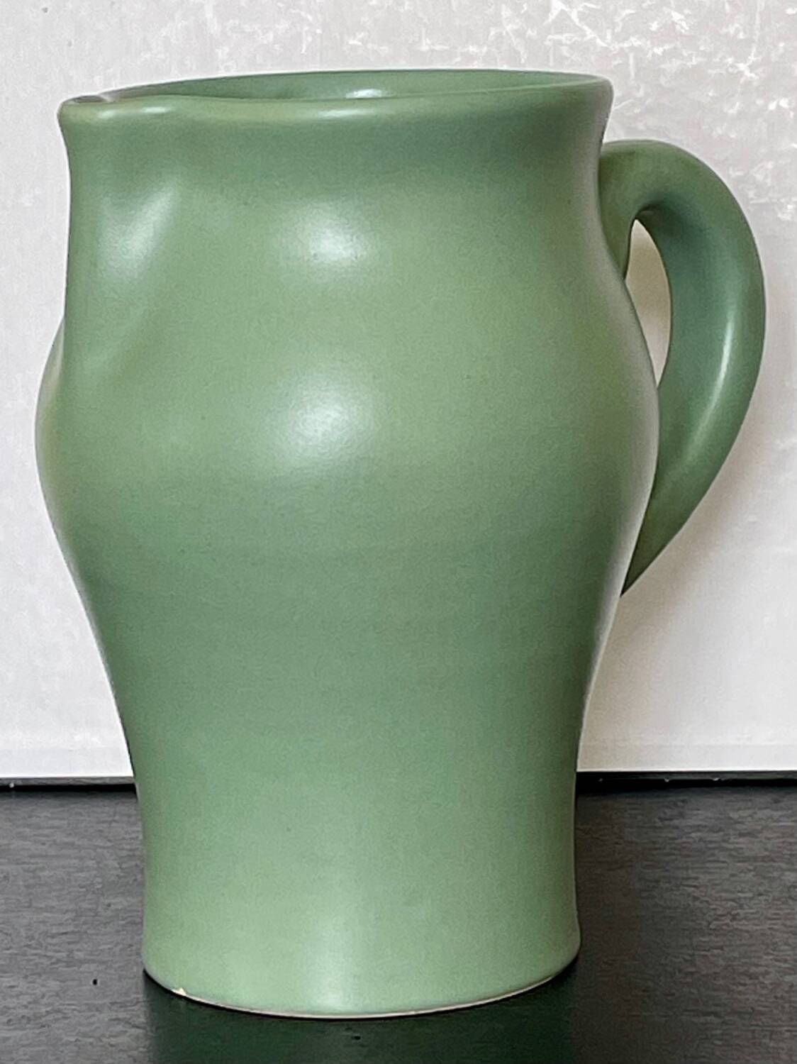 Pichet vert en céramique André Baud Vallauris