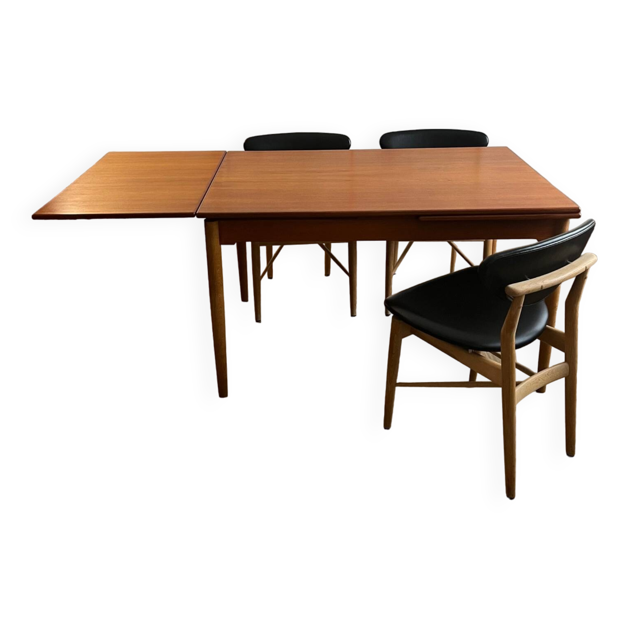 Table de salle à manger danoise. Teck massif avec détails en chêne. Fabriquée en 1960.