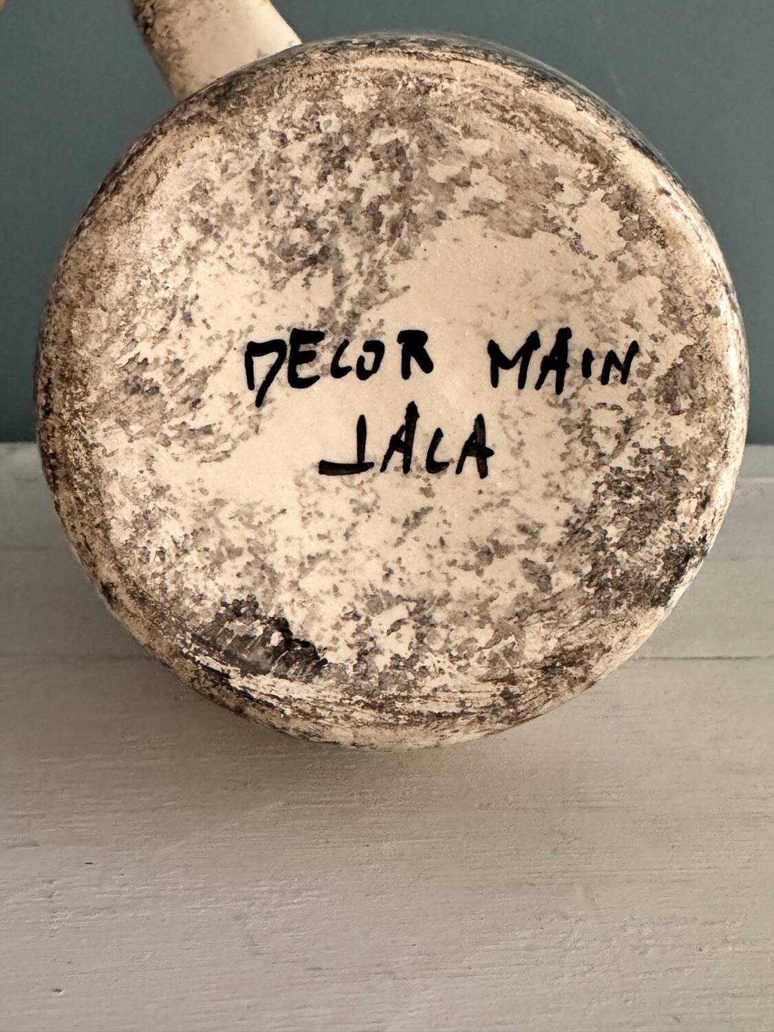 Pichet en céramique émaillée décor rupestre