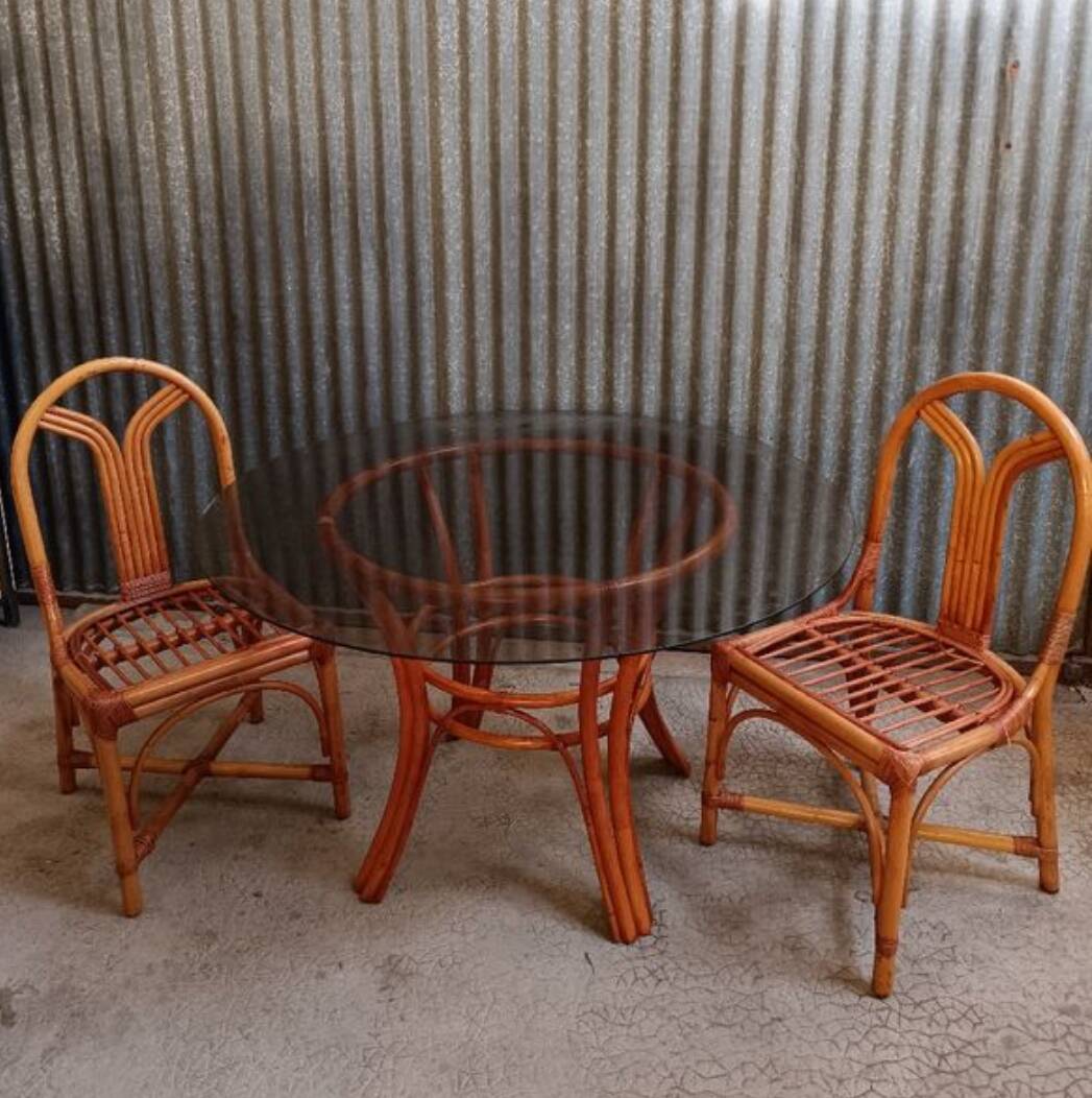 Table en rotin et verre fumé+ 2 chaises