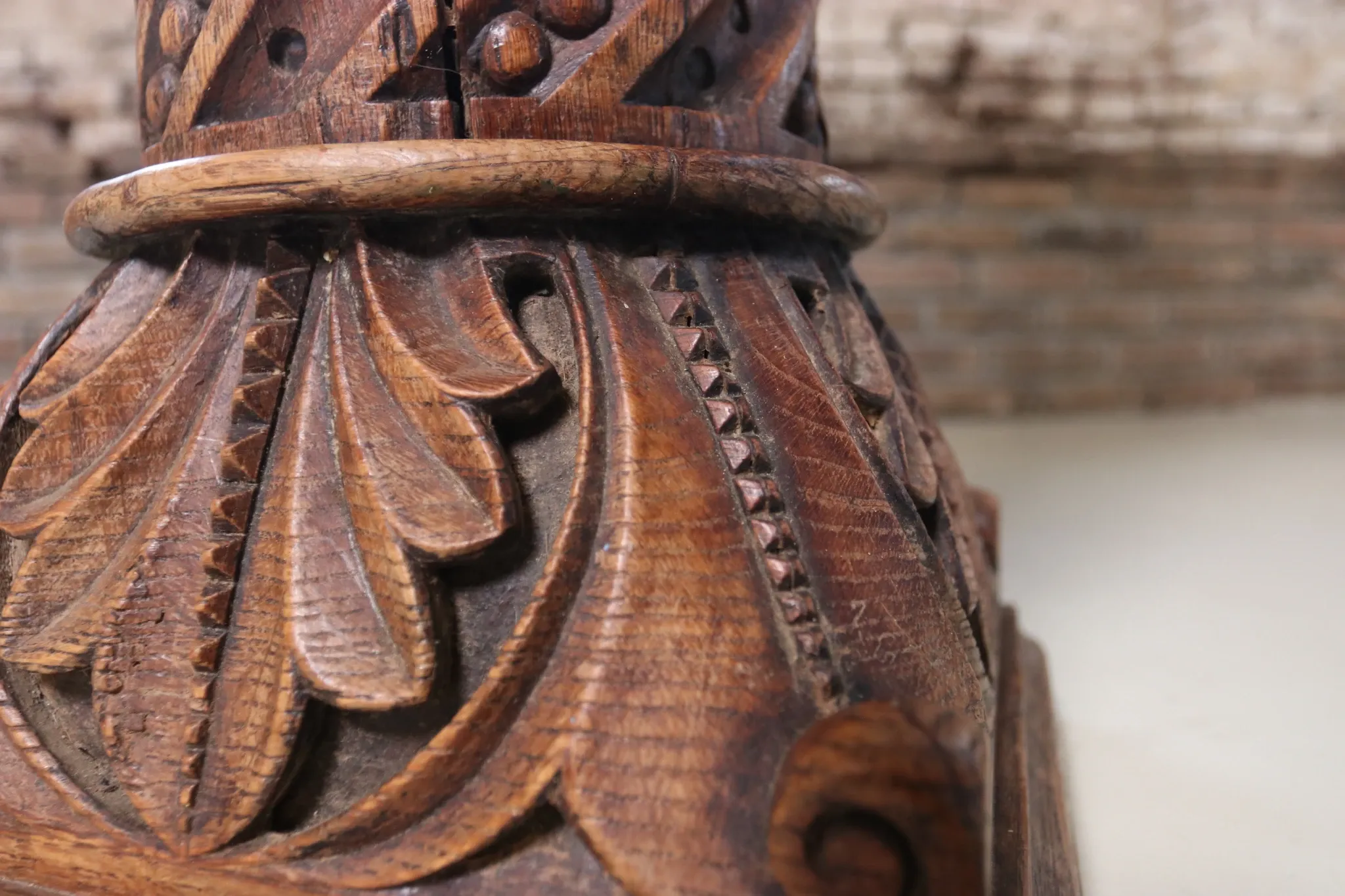 Carved oak column with twisted shaft, beads and acanthus – 19th c.