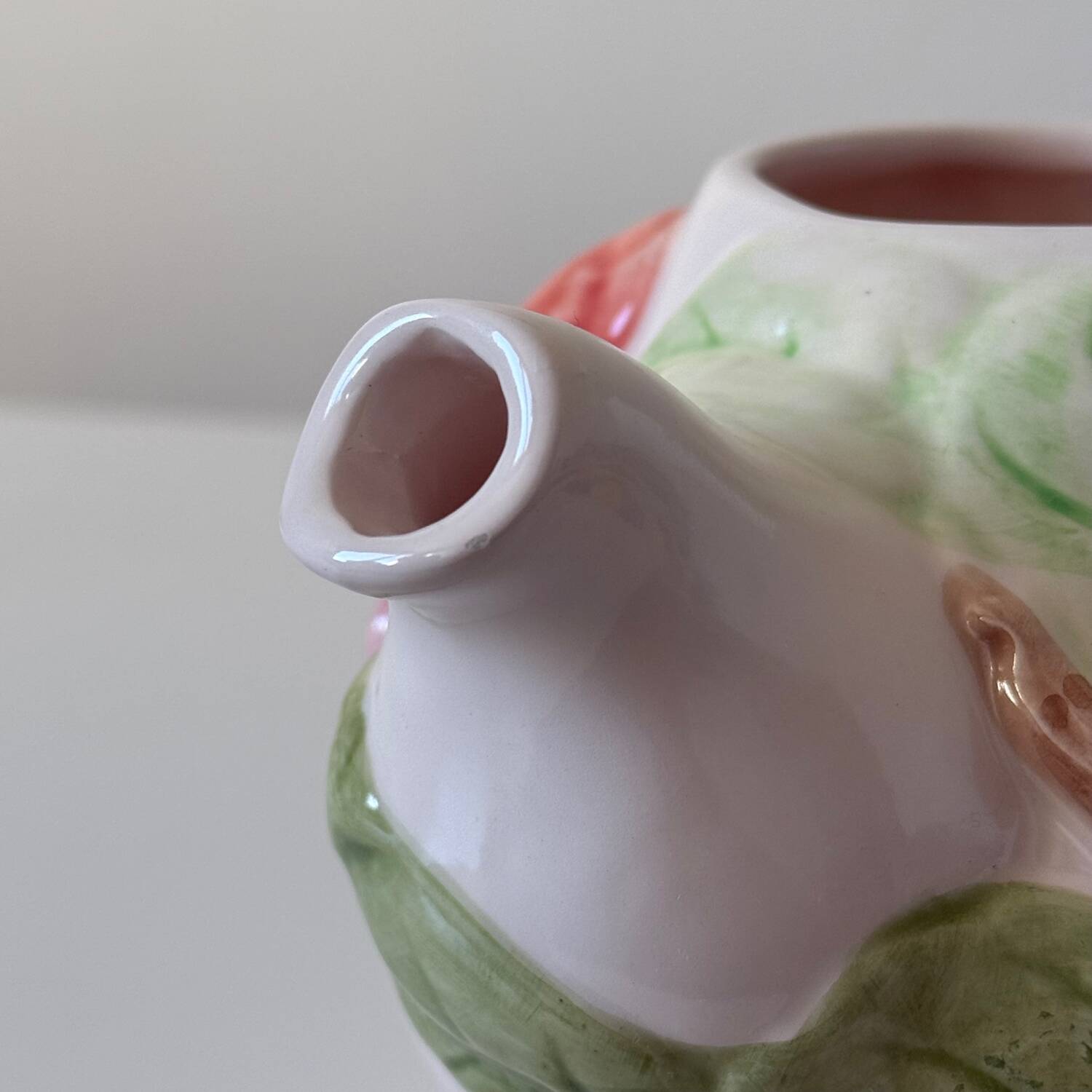 Théière en barbotine