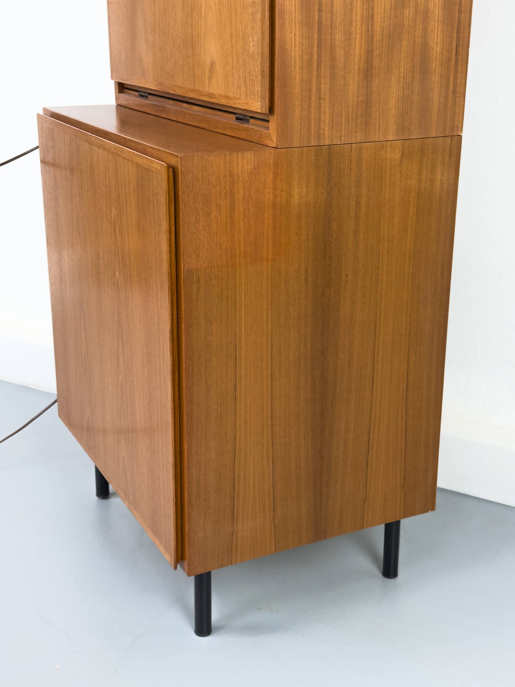 Meuble bar éclairé en teck d'Omann Jun, années 1960