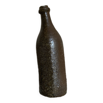 Vase bouteille de terre cuite penchée art populaire 19e