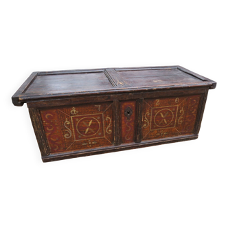 Antique chest from 1720