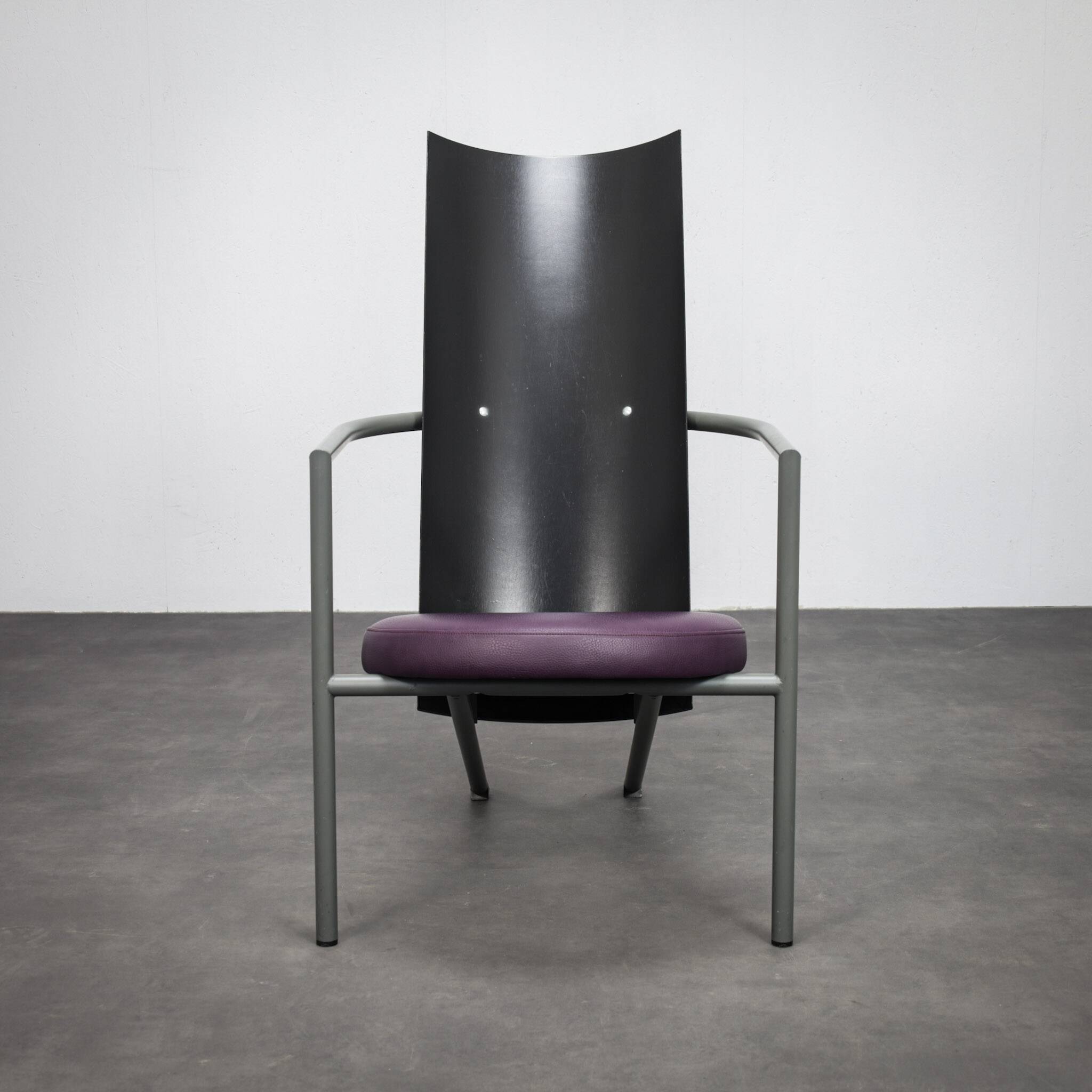 Pair of postmodern armchairs with side table (1980s)