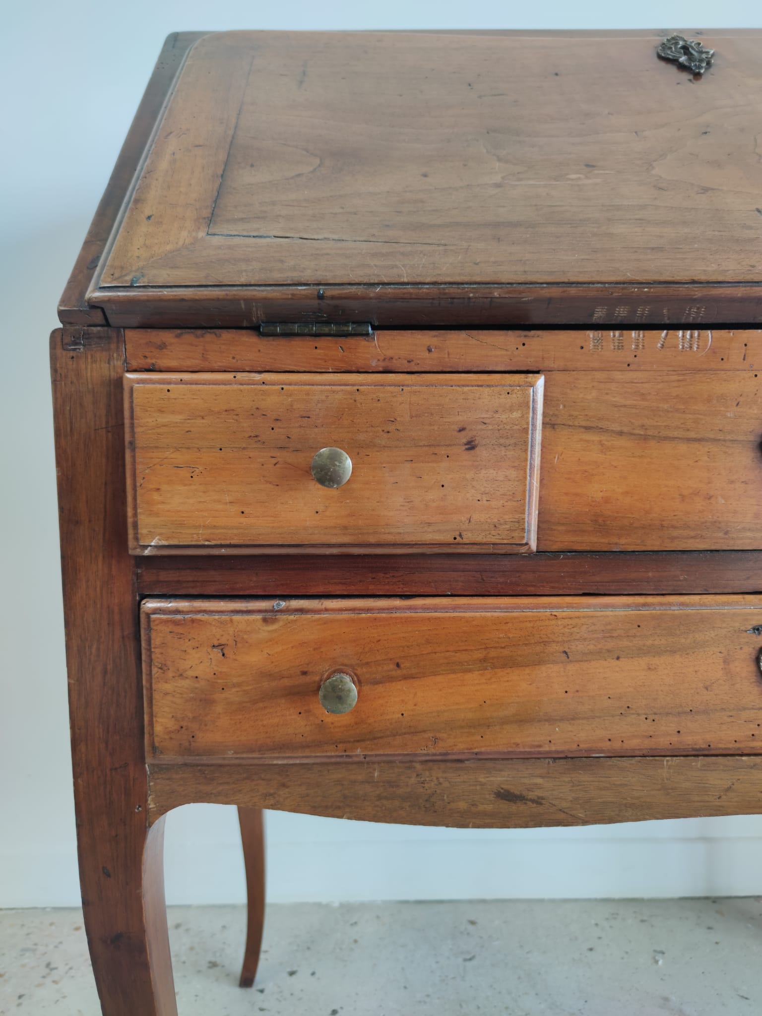 Bureau de pente en bois naturel