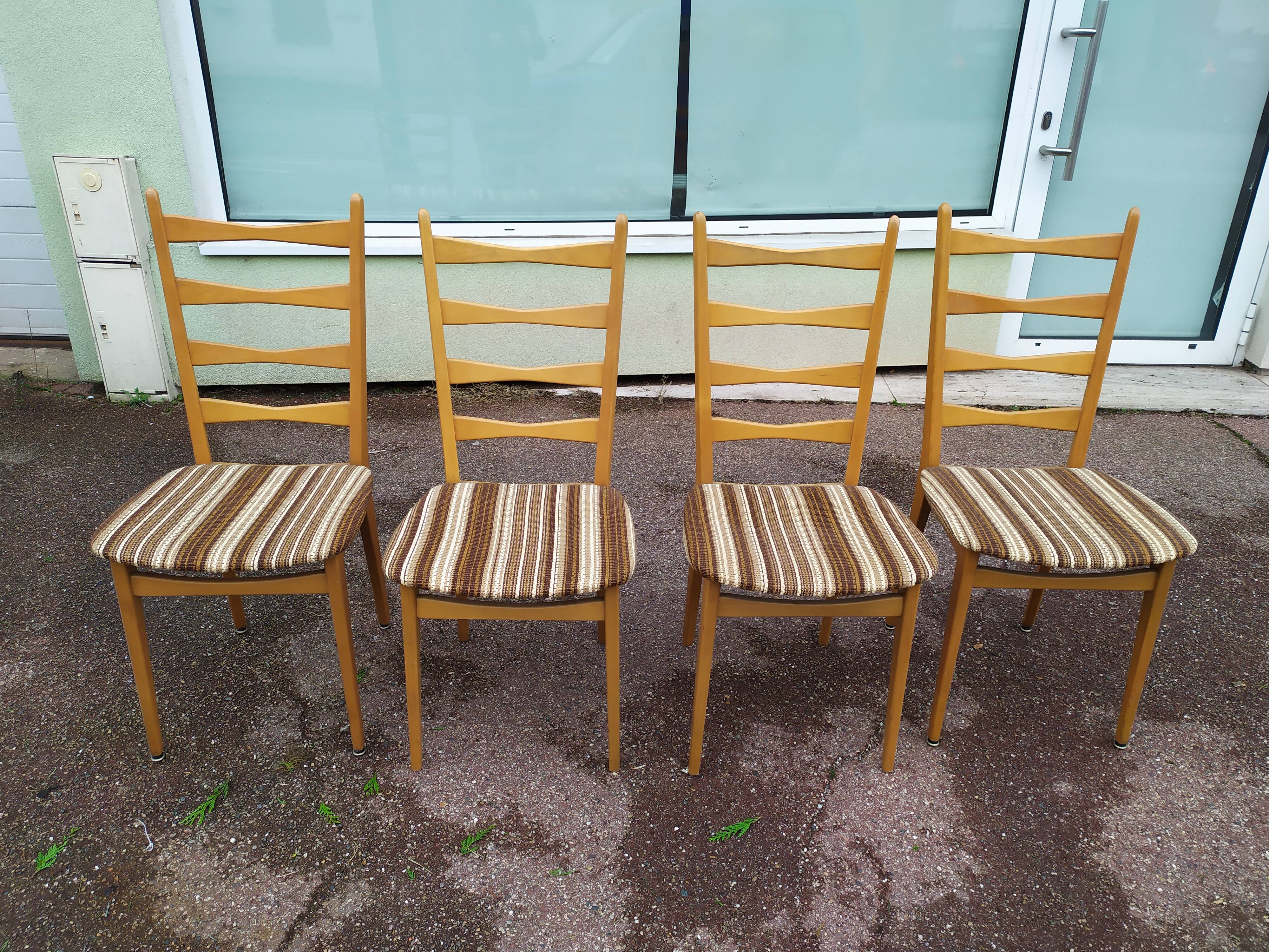 Lot 4 Light wood chairs in vintage Scandinavian fabric