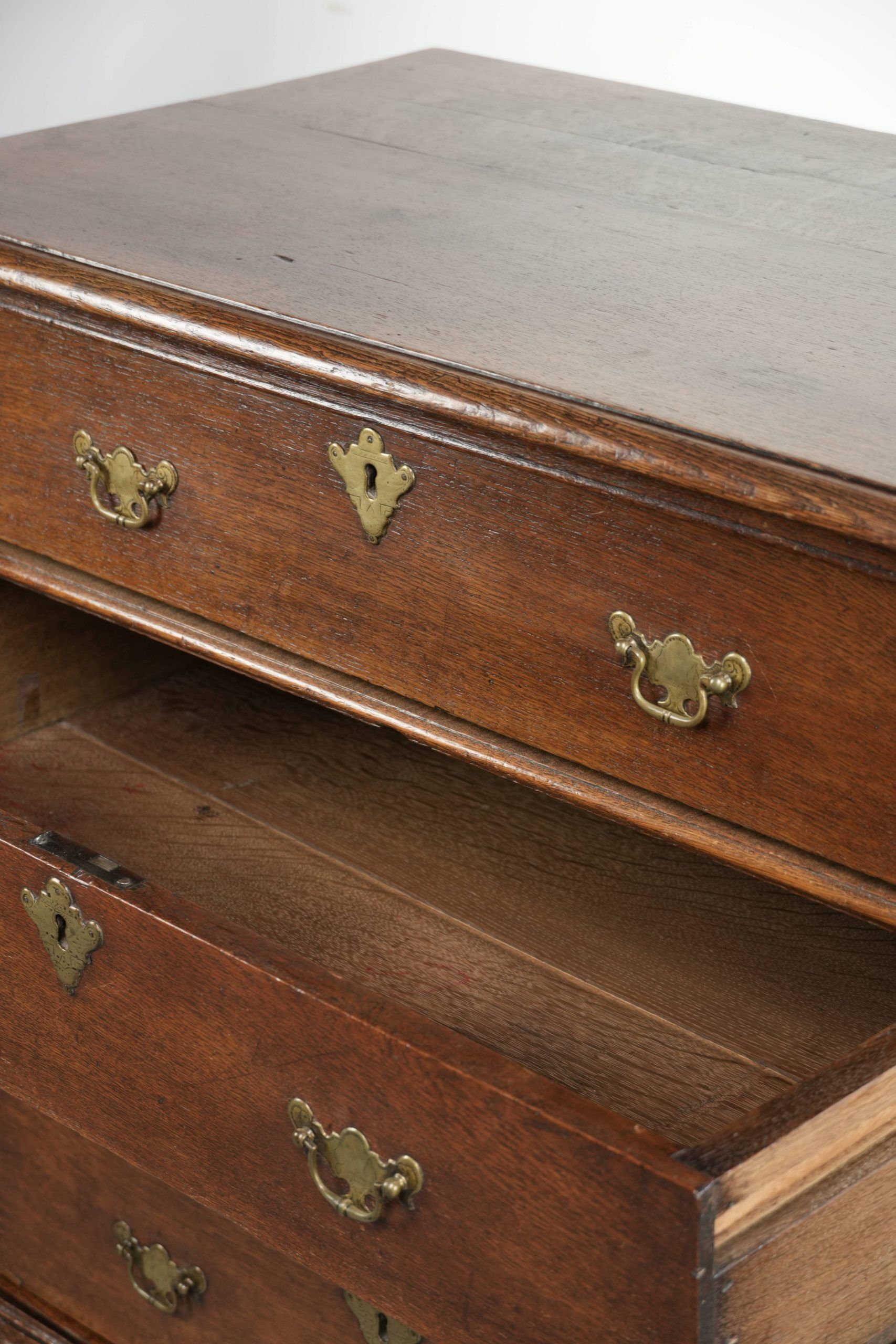 Commode en chêne anglais du 17ème siècle avec des pieds en boule.