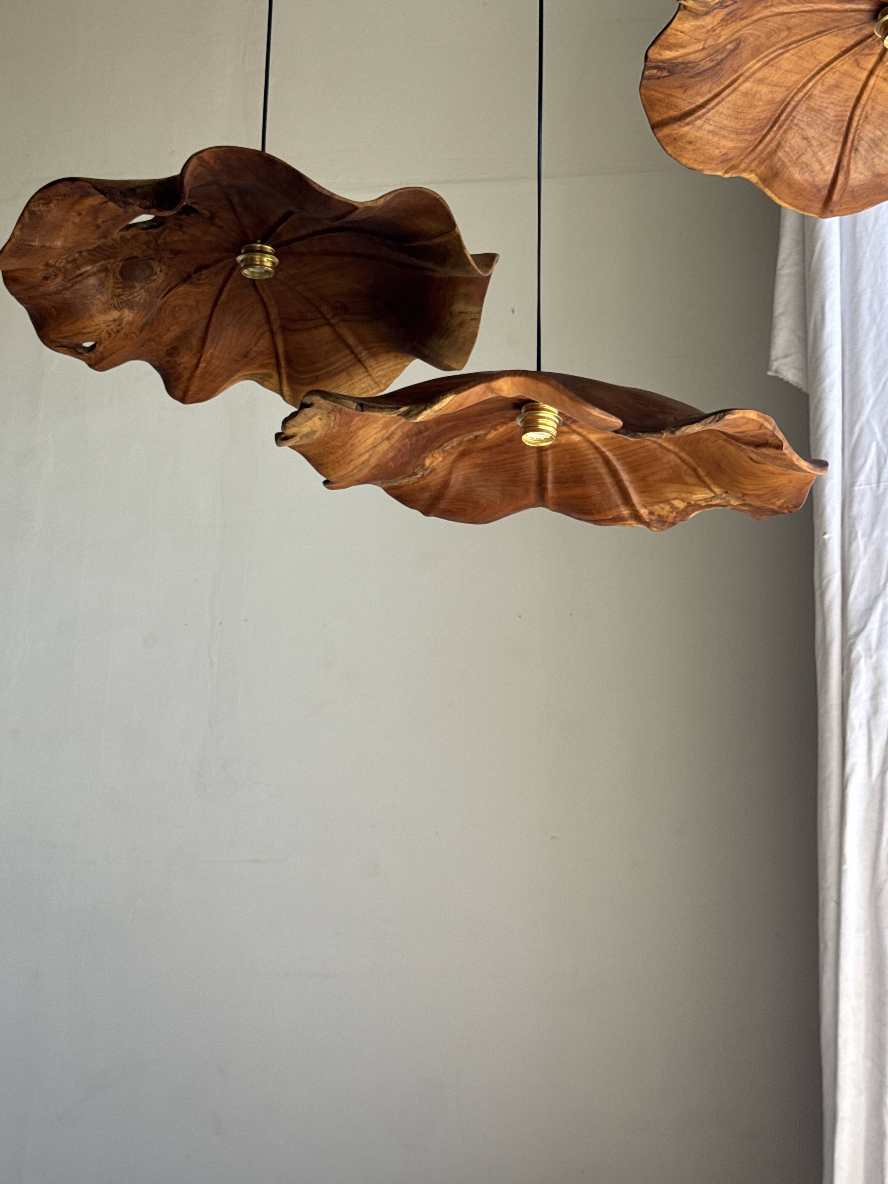 Very large wavy flat leaf suspension in teak with flower stripes D:60