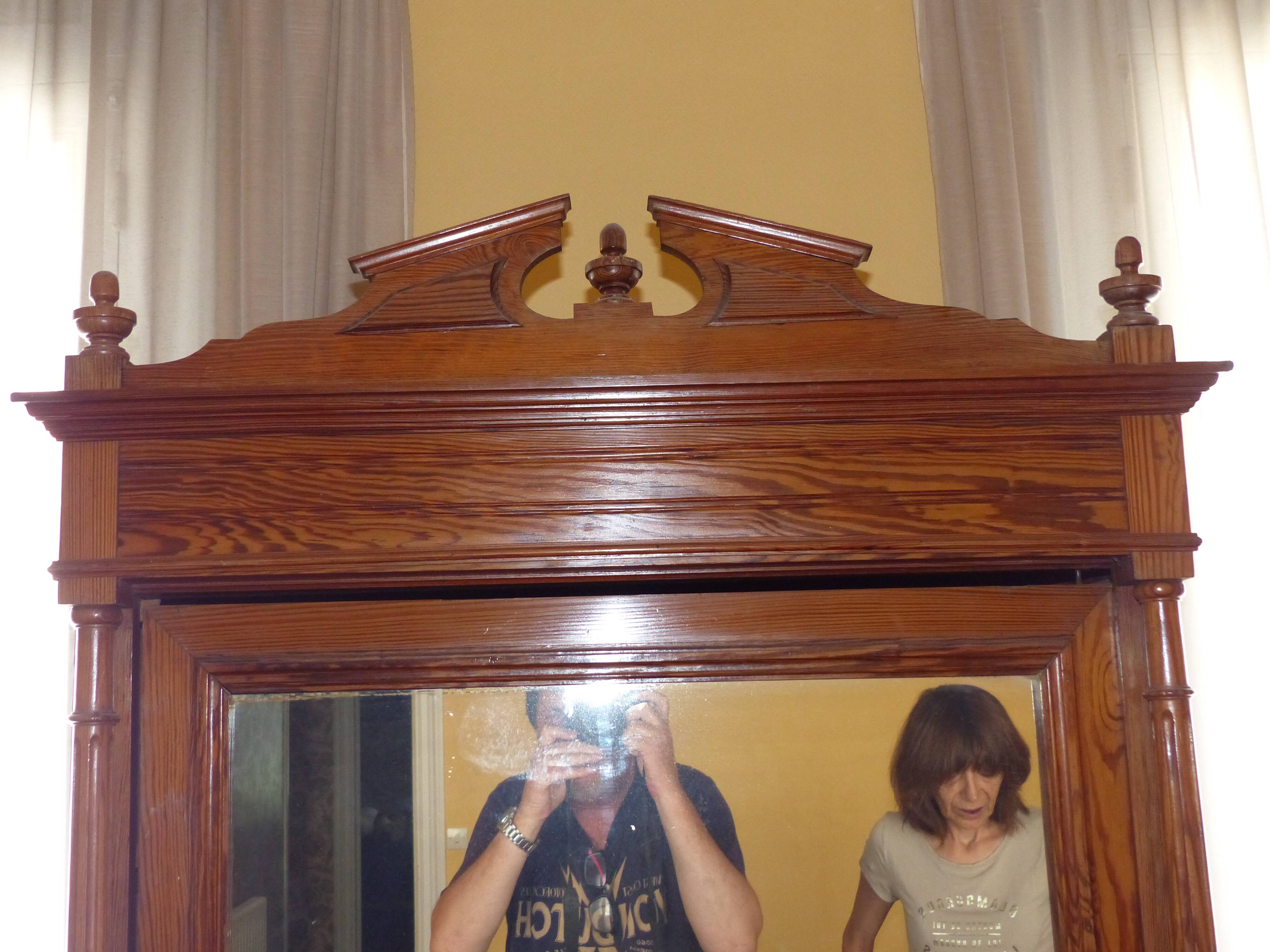 Pitch pine wood mirror bonnetiere