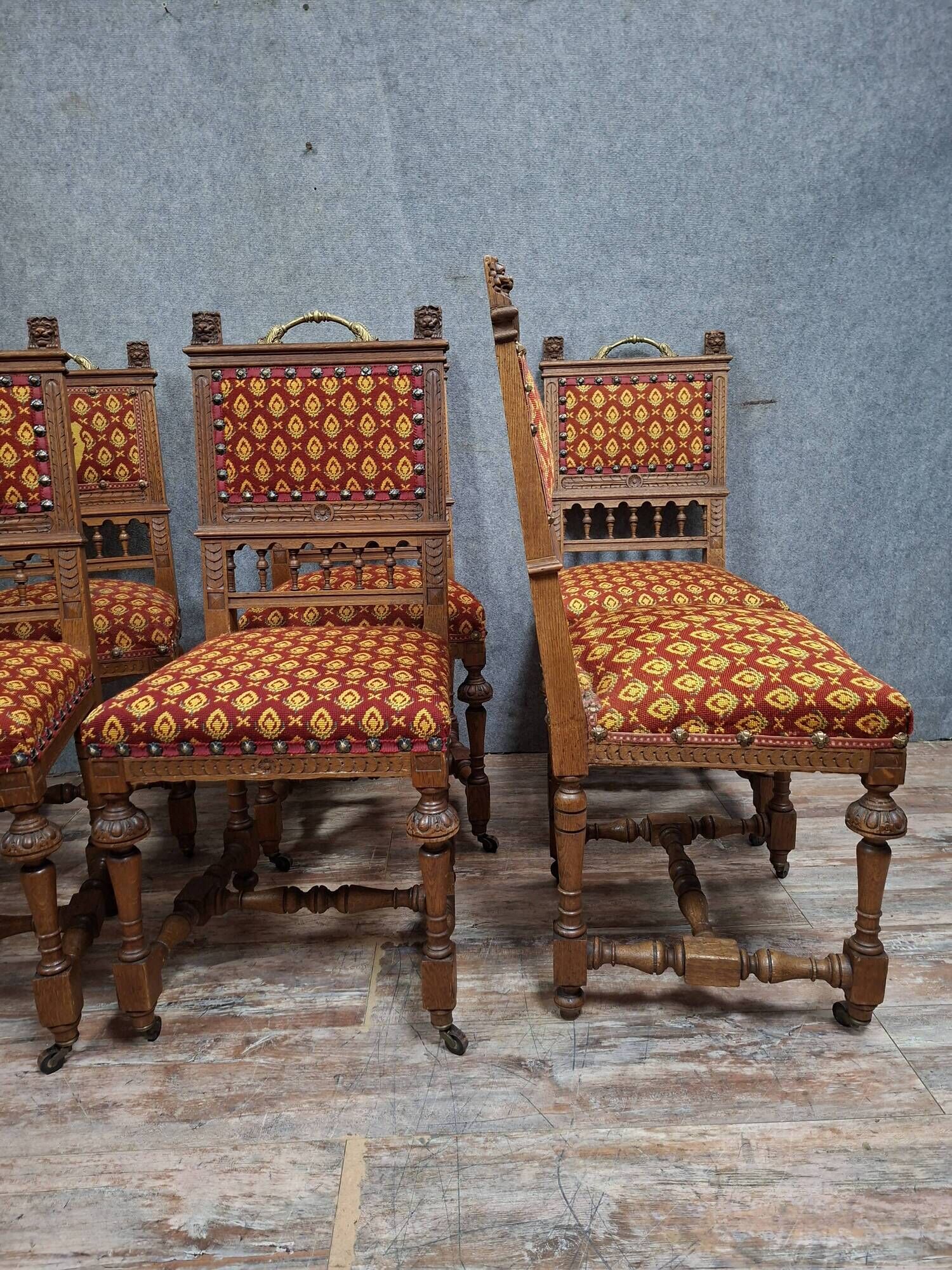 Suite de six chaises en chêne sculpté, de style Renaissance, XIXeme.