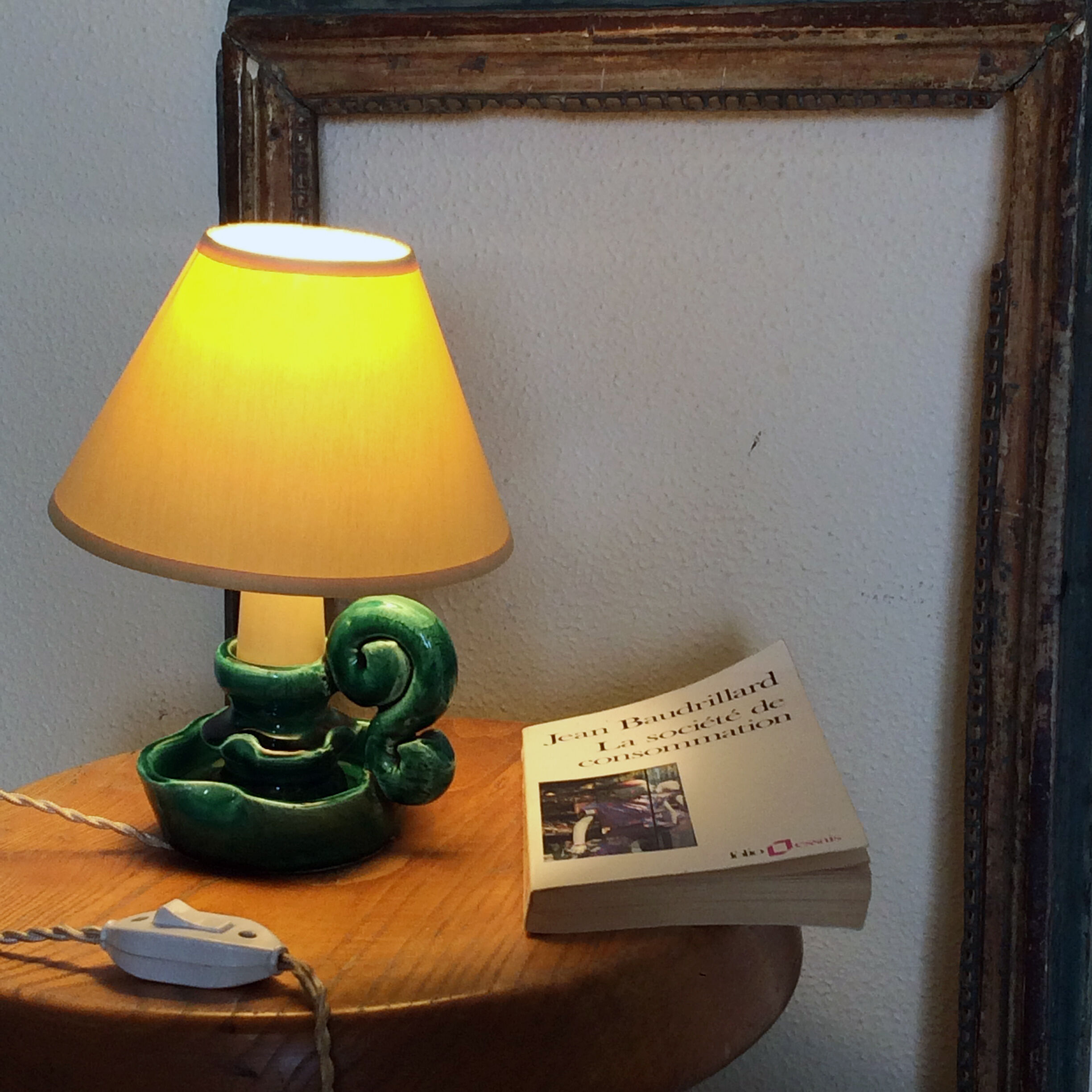 Ceramic candlestick-shaped lamp to lay