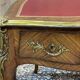 Bureau plat de style régence en placage de bois de rose, travail des années 1950