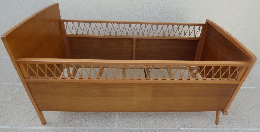 Art Deco baby with its wooden compass feet