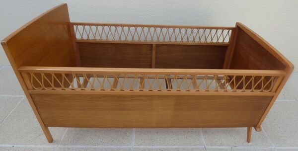 Lit de bébé art déco avec ses pieds compas en bois