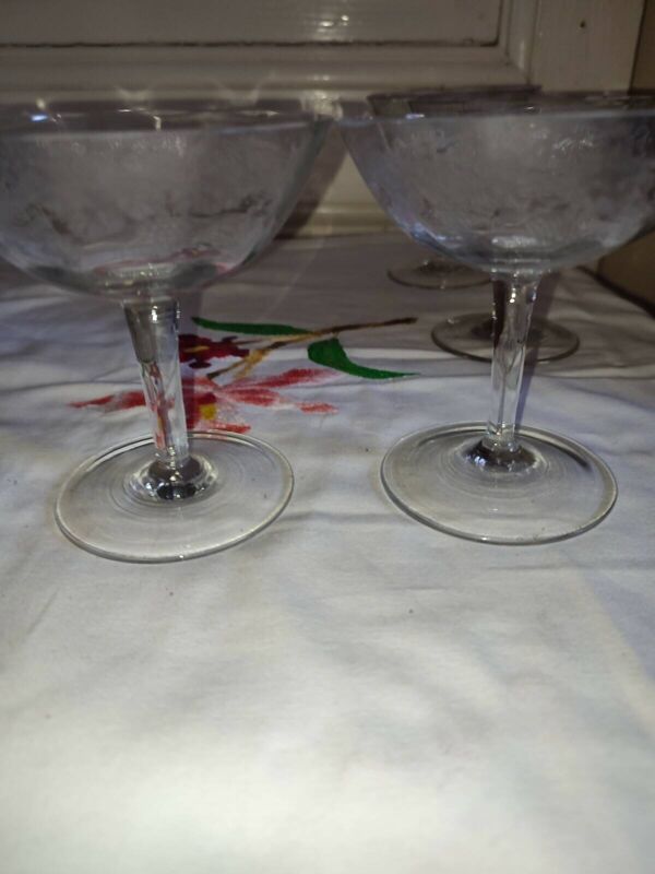 Belle suite de sept coupes à champagne cristal gravé de pampres de vigne