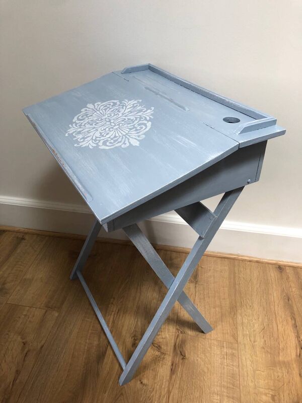 Joli pupitre / bureau d’enfant en bois
