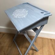 Joli pupitre / bureau d’enfant en bois