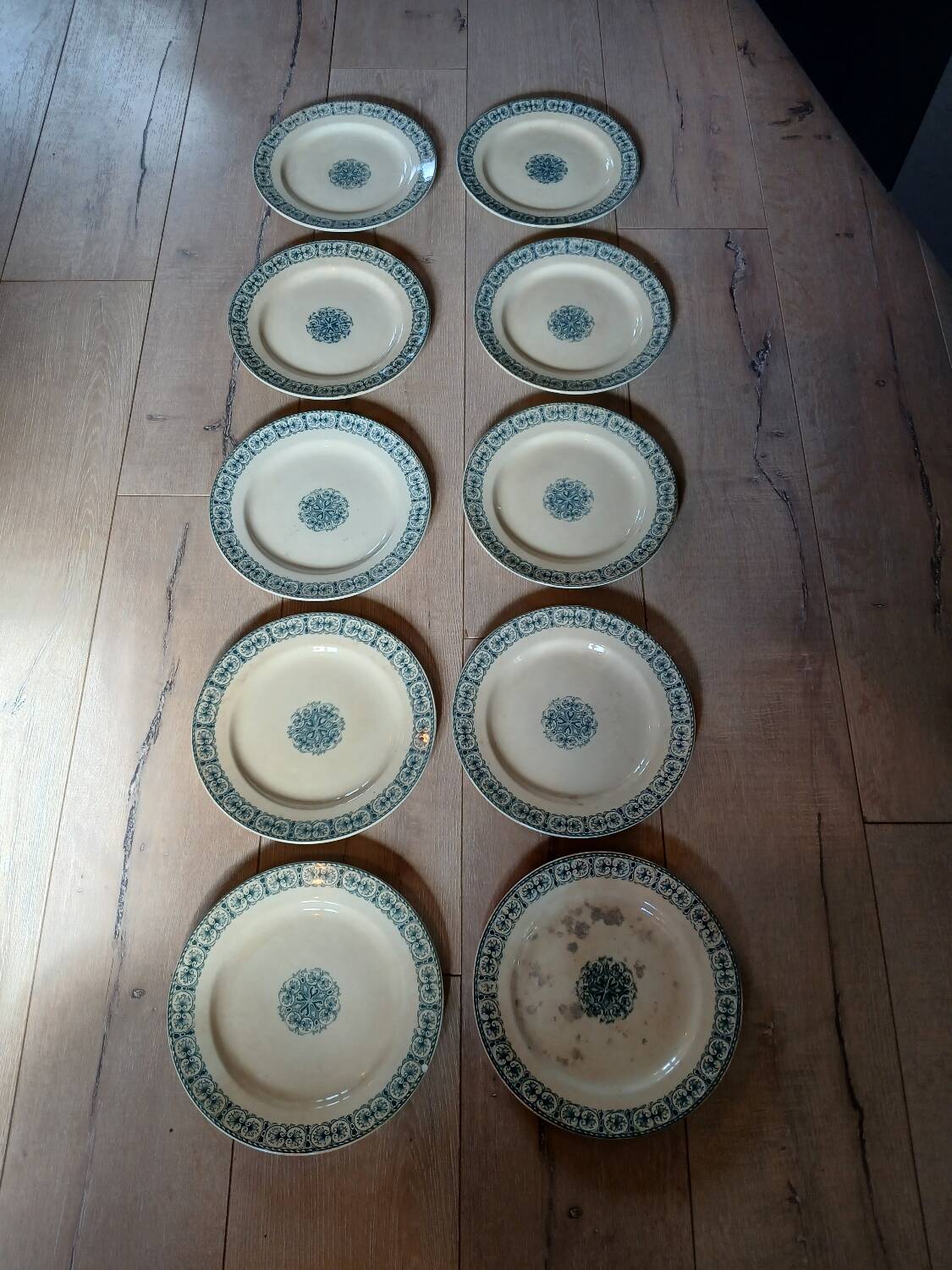 10 old flat plates Terre de fer